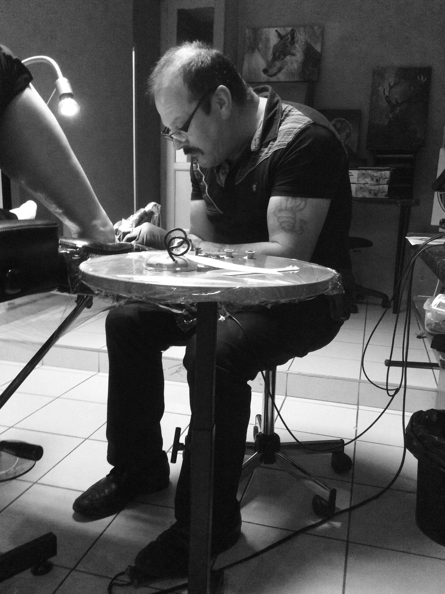 bruno tatoue bras noir et blanc